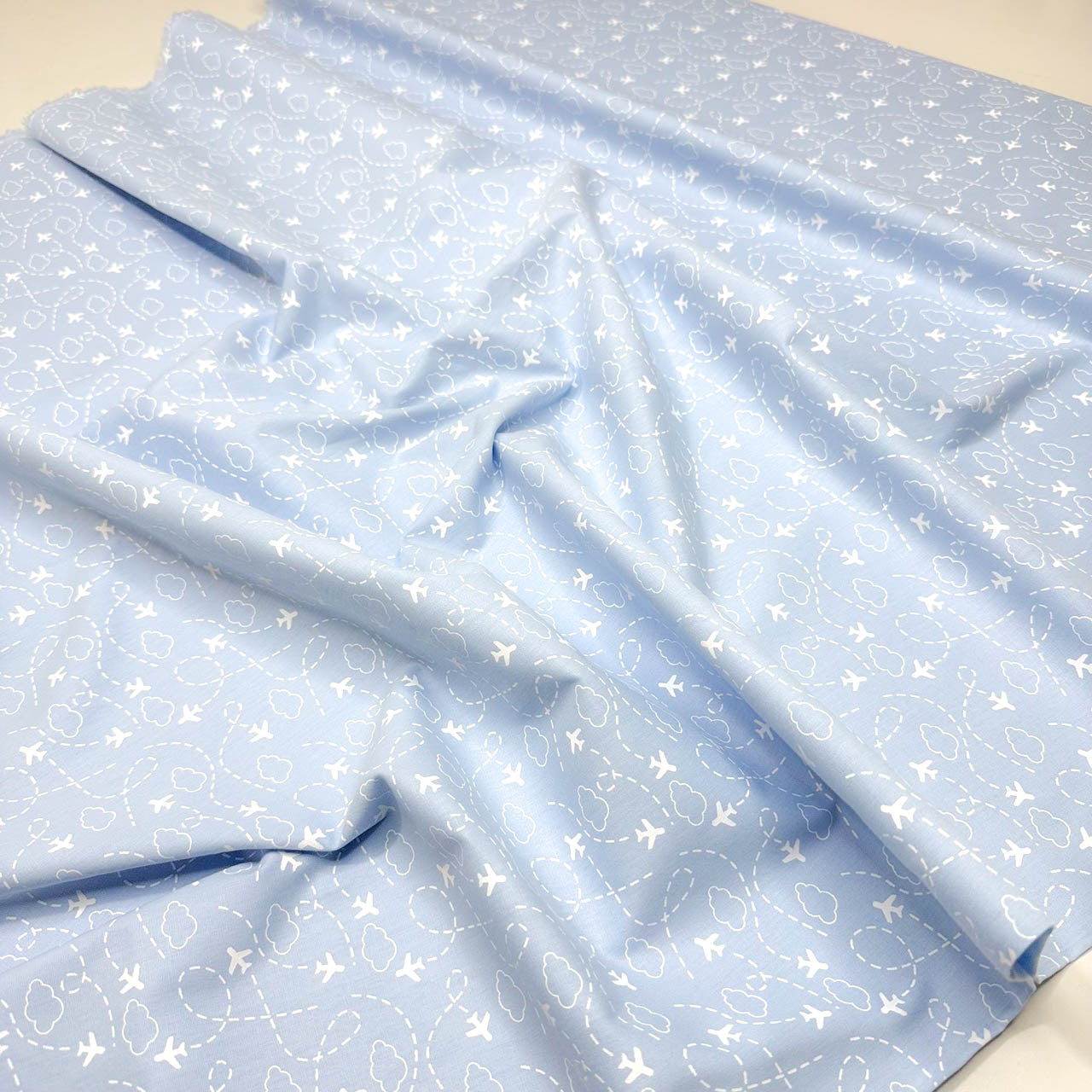 Tricoline Mini Avião Fundo Azul Bebê